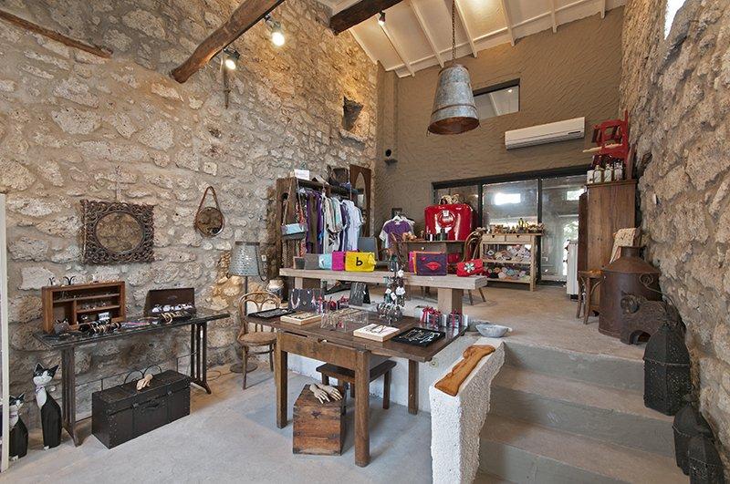 Alaçatı evlerinde mavi ve beyazın uyumu