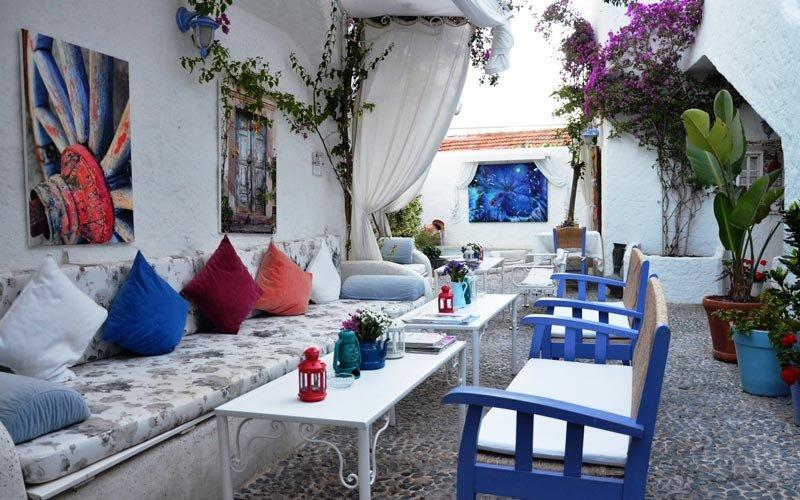 Alaçatı evlerinde mavi ve beyazın uyumu