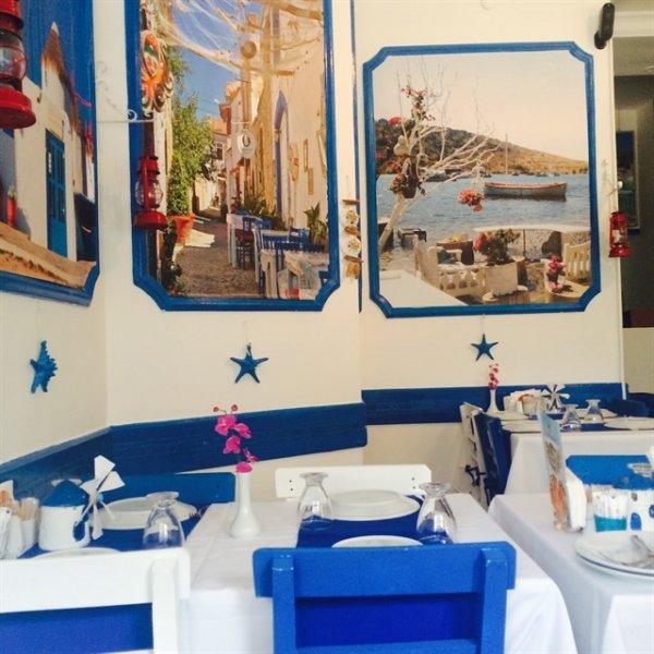 Alaçatı evlerinde mavi ve beyazın uyumu