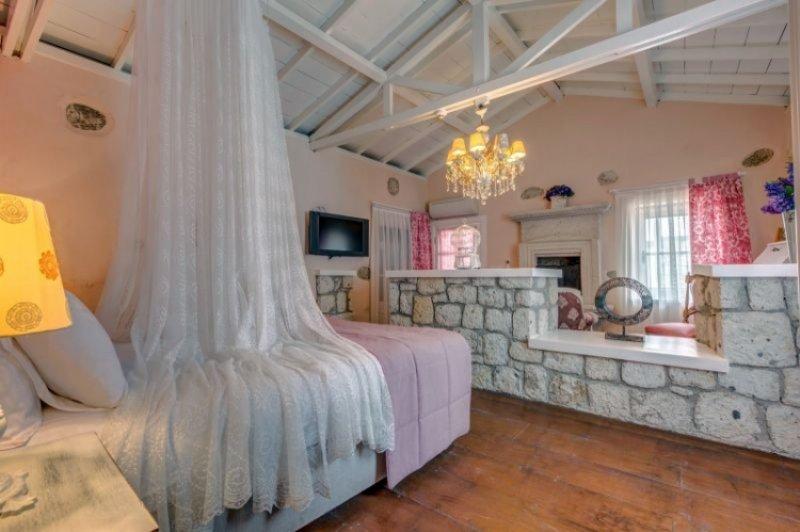 Alaçatı evlerinde mavi ve beyazın uyumu