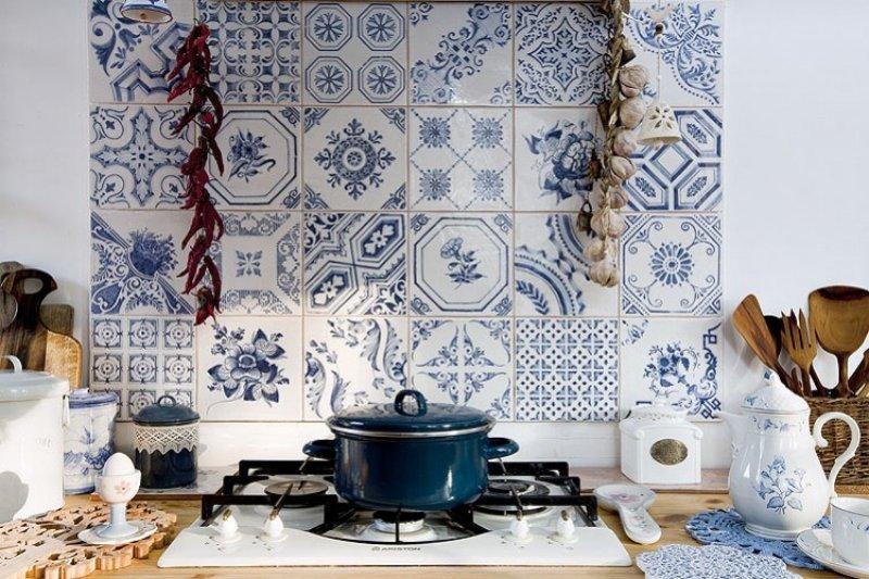 Alaçatı evlerinde mavi ve beyazın uyumu