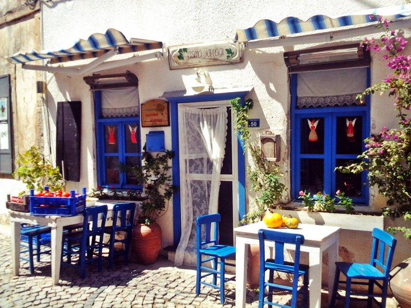 Alaçatı evlerinde mavi ve beyazın uyumu