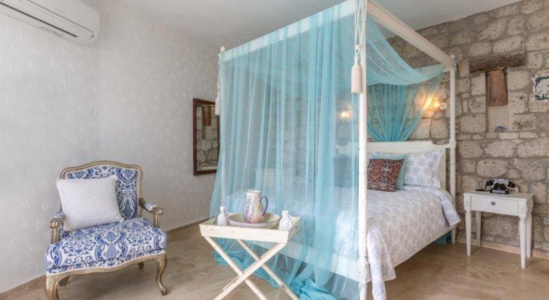 Alaçatı evlerinde mavi ve beyazın uyumu