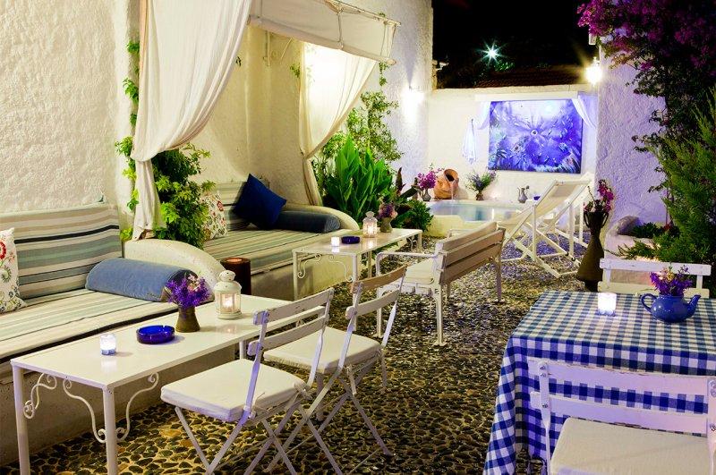 Alaçatı evlerinde mavi ve beyazın uyumu