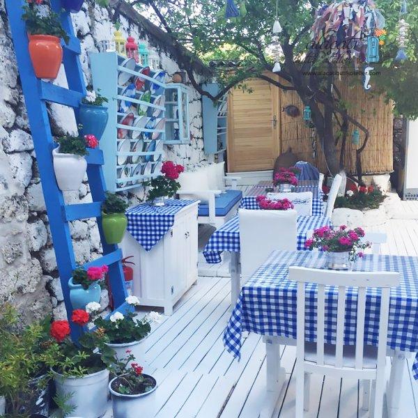 Alaçatı evlerinde mavi ve beyazın uyumu