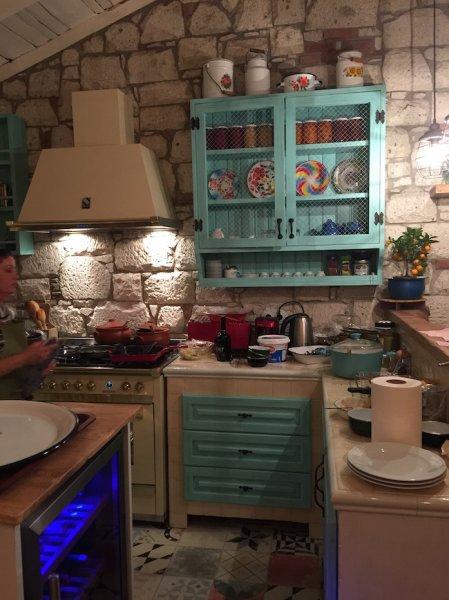 Alaçatı evlerinde mavi ve beyazın uyumu