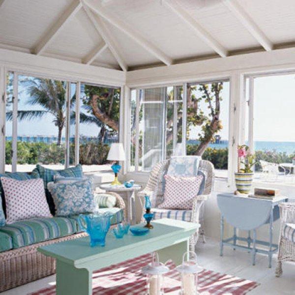 Alaçatı evlerinde mavi ve beyazın uyumu