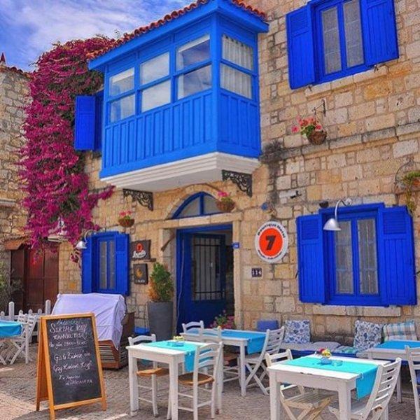 Alaçatı evlerinde mavi ve beyazın uyumu