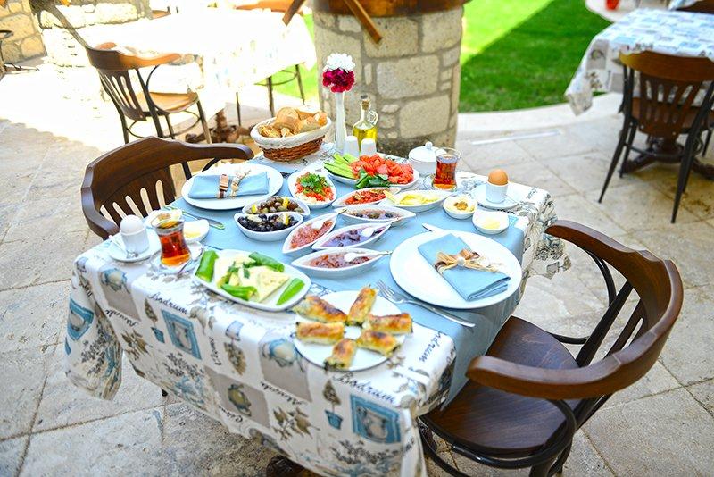 Alaçatı evlerinde mavi ve beyazın uyumu