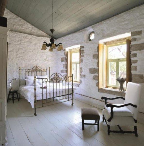 Alaçatı evlerinde mavi ve beyazın uyumu