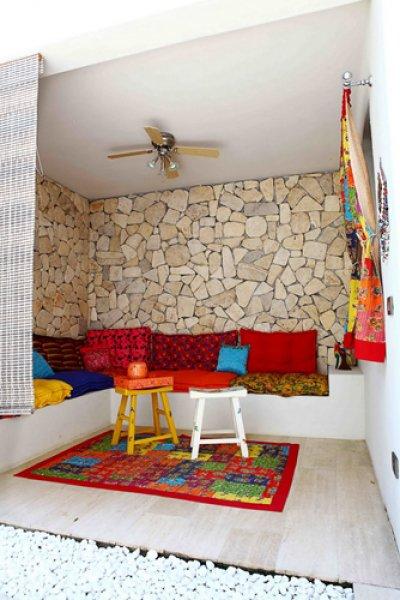 Alaçatı evlerinde mavi ve beyazın uyumu