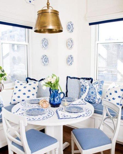 Alaçatı evlerinde mavi ve beyazın uyumu