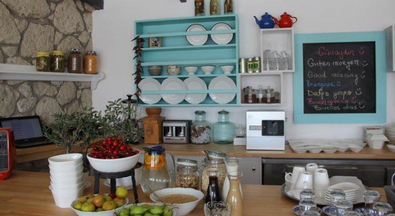 Alaçatı evlerinde mavi ve beyazın uyumu