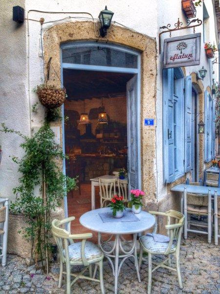 Alaçatı evlerinde mavi ve beyazın uyumu