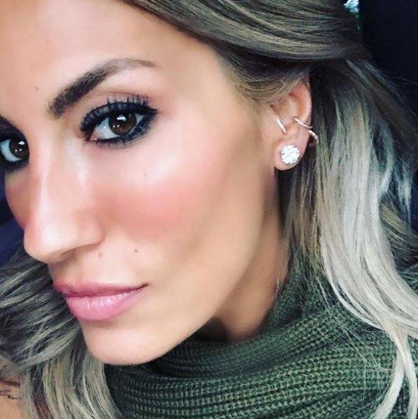 Çağla Şıkel genç mankenlere taş çıkarıyor 