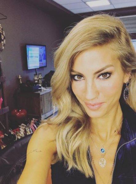 Çağla Şıkel genç mankenlere taş çıkarıyor 