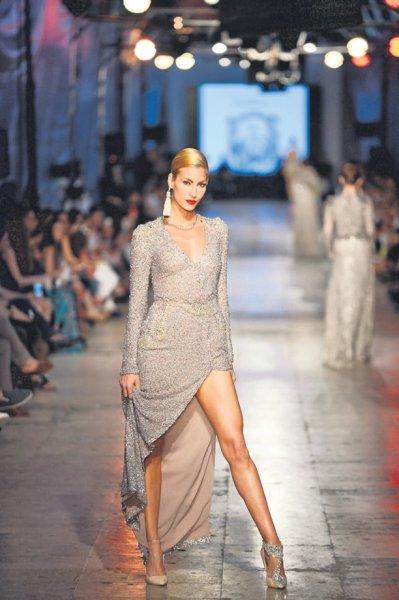 Çağla Şıkel genç mankenlere taş çıkarıyor 