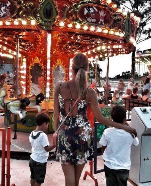 Çağla Şıkel genç mankenlere taş çıkarıyor 