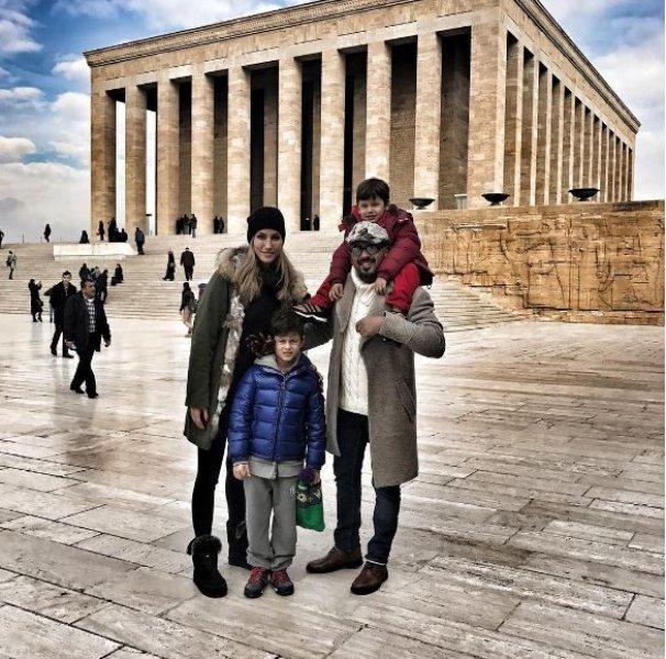 Çağla Şıkel genç mankenlere taş çıkarıyor 