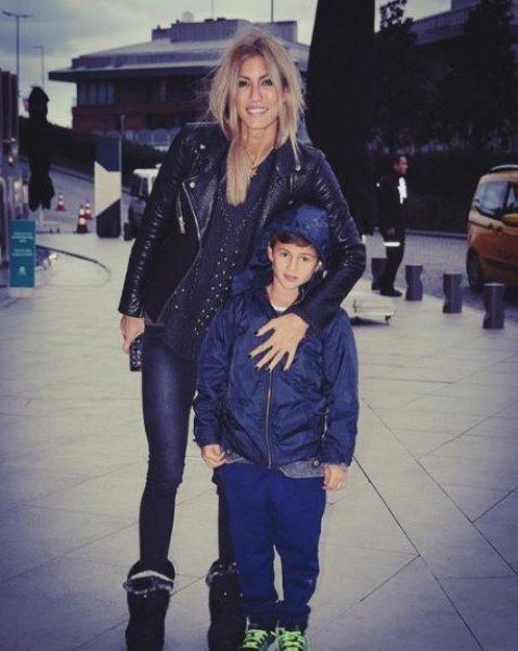 Çağla Şıkel genç mankenlere taş çıkarıyor 