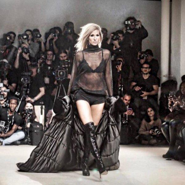 Çağla Şıkel genç mankenlere taş çıkarıyor 