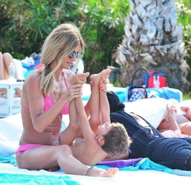 Çağla Şıkel genç mankenlere taş çıkarıyor 