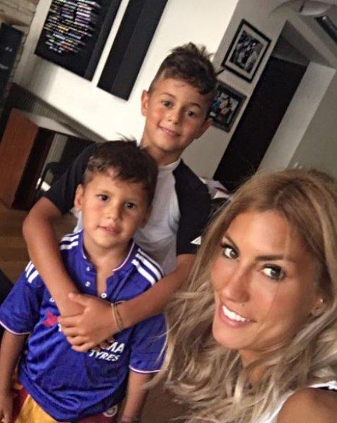 Çağla Şıkel genç mankenlere taş çıkarıyor 