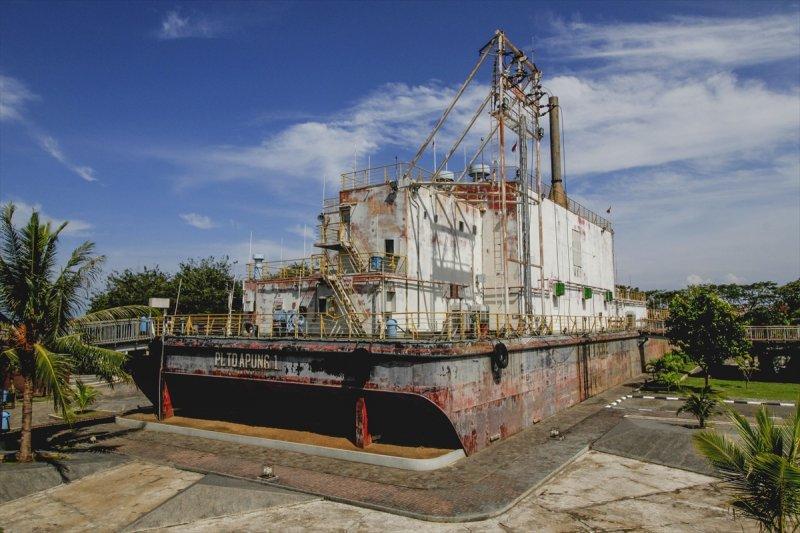 Tsunami sonrası karaya vuran gemi ve balıkçı teknesi