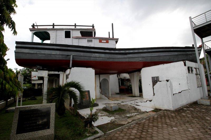 Tsunami sonrası karaya vuran gemi ve balıkçı teknesi
