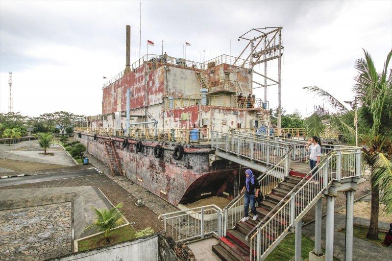 Tsunami sonrası karaya vuran gemi ve balıkçı teknesi