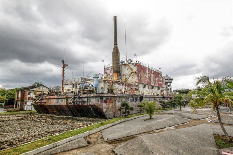 Tsunami sonrası karaya vuran gemi ve balıkçı teknesi