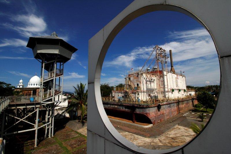 Tsunami sonrası karaya vuran gemi ve balıkçı teknesi