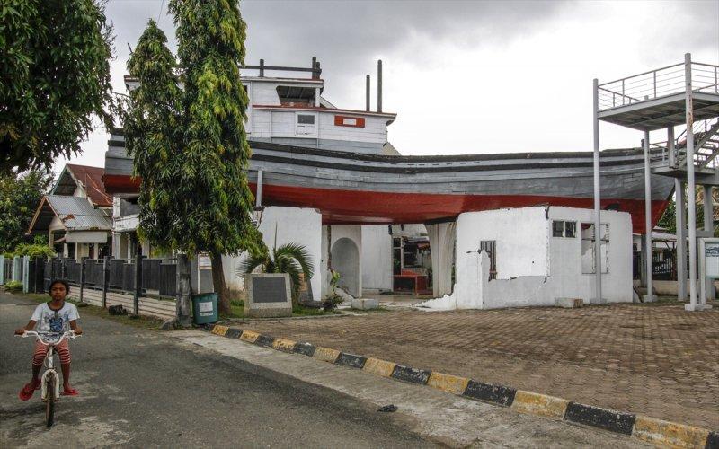 Tsunami sonrası karaya vuran gemi ve balıkçı teknesi