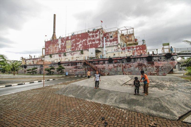 Tsunami sonrası karaya vuran gemi ve balıkçı teknesi