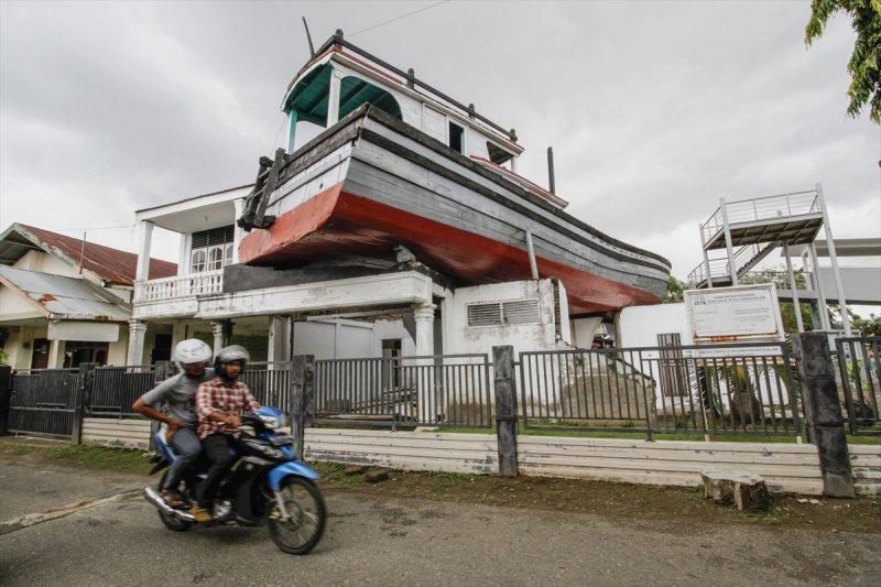 Tsunami sonrası karaya vuran gemi ve balıkçı teknesi