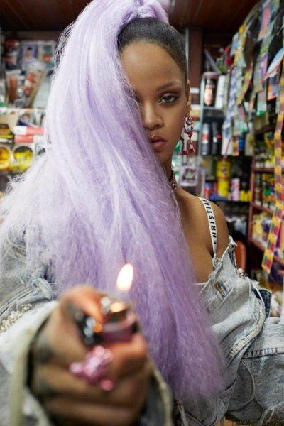 Rihanna'dan renkli saç modelleri 