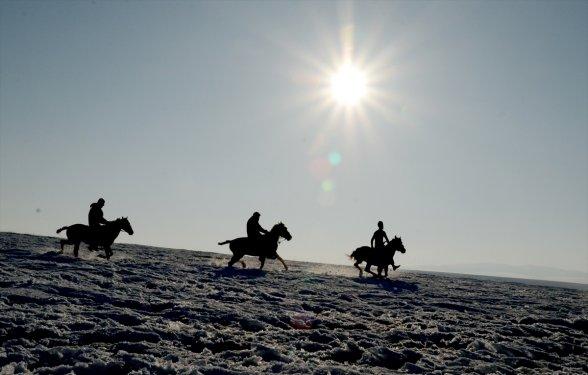 Kars'ta atlar bahar idmanında