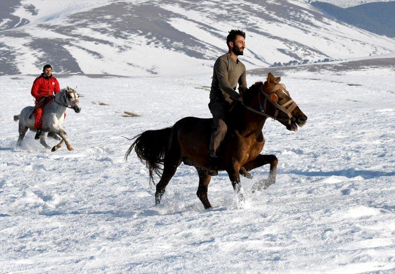 Kars'ta atlar bahar idmanında