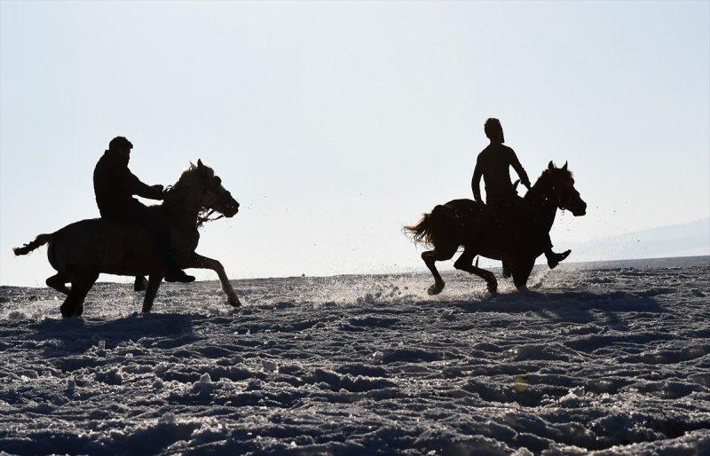 Kars'ta atlar bahar idmanında