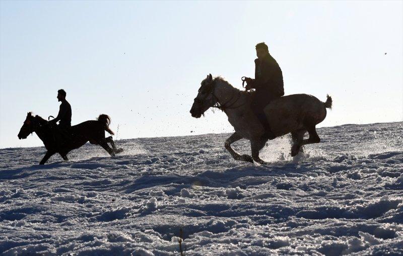 Kars'ta atlar bahar idmanında