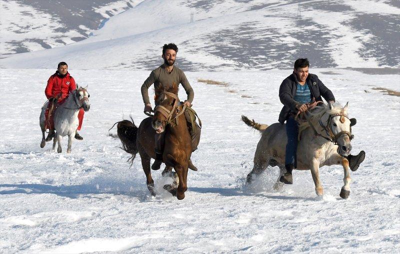 Kars'ta atlar bahar idmanında