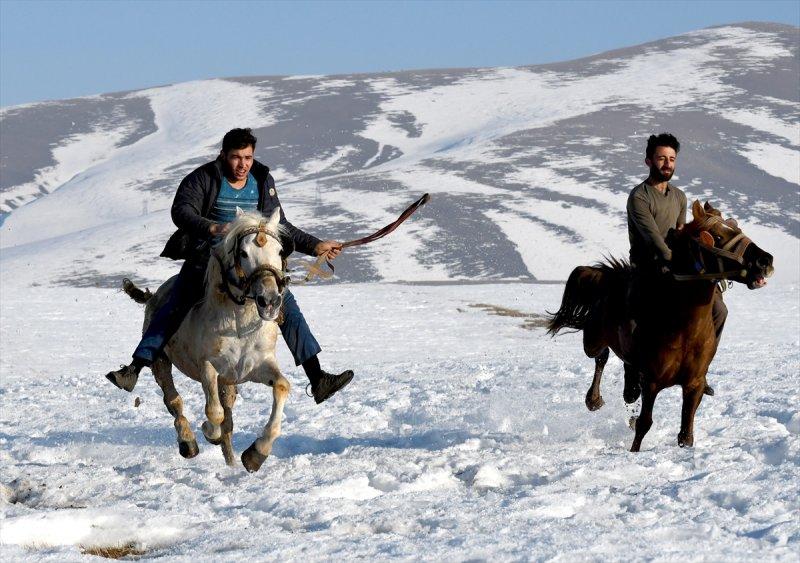 Kars'ta atlar bahar idmanında