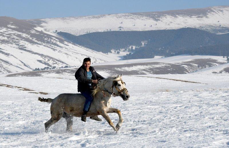 Kars'ta atlar bahar idmanında