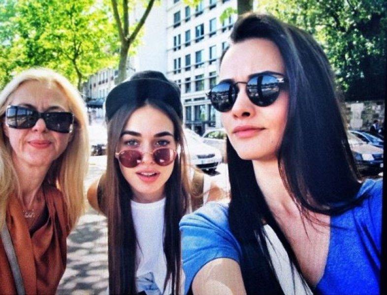 Oyuncu Hande Soral'dan aile pozu 