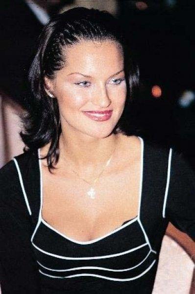 Estetik operasyonlarla başka birine dönüşen ünlüler 