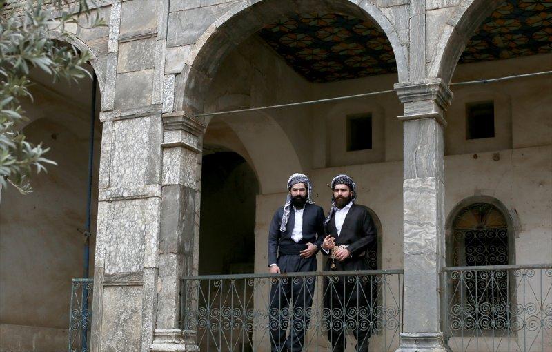 Erbil'in 'Hipster' Kürtleri yöresel kıyafetlerle poz verdi