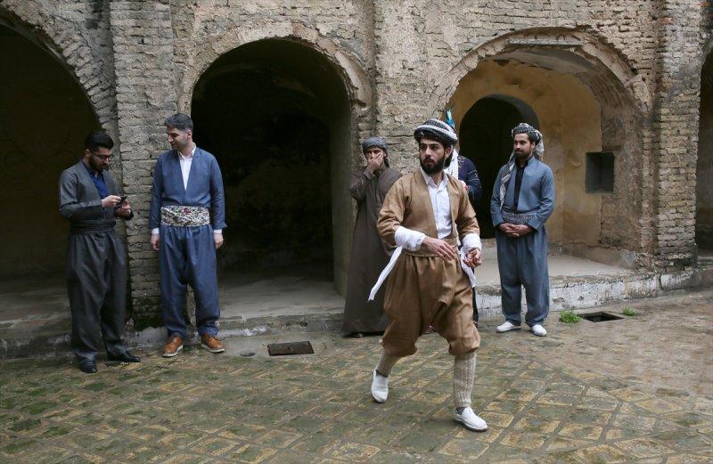 Erbil'in 'Hipster' Kürtleri yöresel kıyafetlerle poz verdi