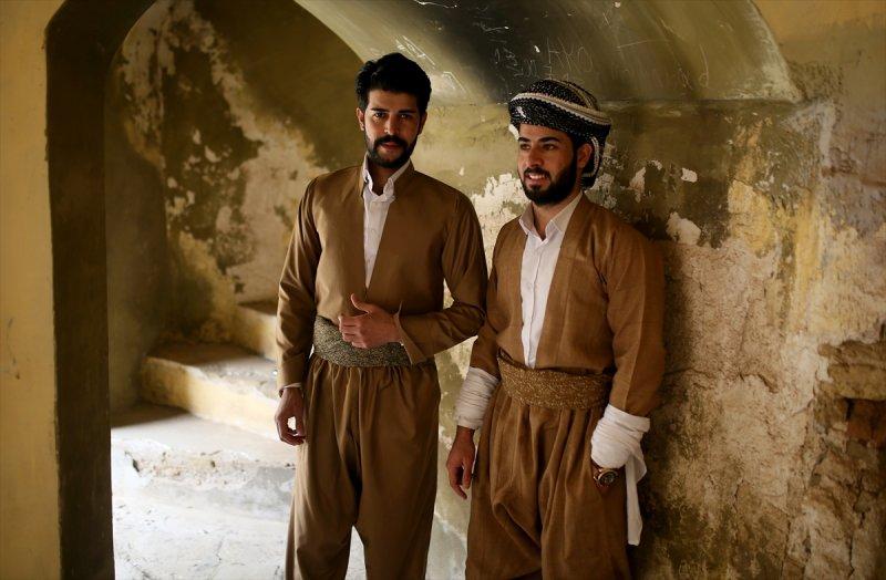 Erbil'in 'Hipster' Kürtleri yöresel kıyafetlerle poz verdi