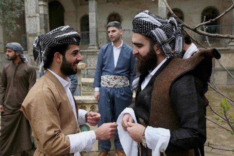 Erbil'in 'Hipster' Kürtleri yöresel kıyafetlerle poz verdi