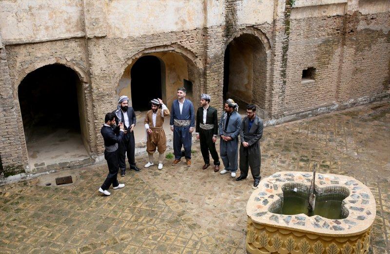 Erbil'in 'Hipster' Kürtleri yöresel kıyafetlerle poz verdi
